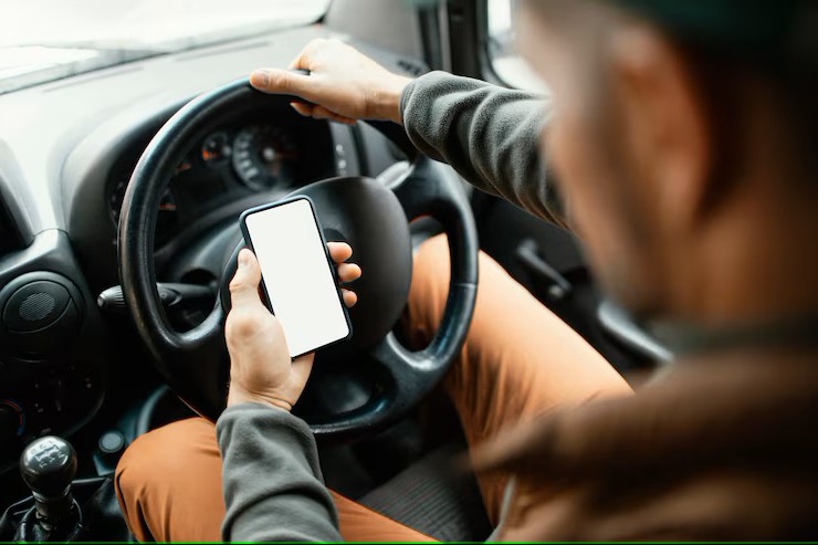 Hindari Penggunaan Handphone Saat Mengemudi