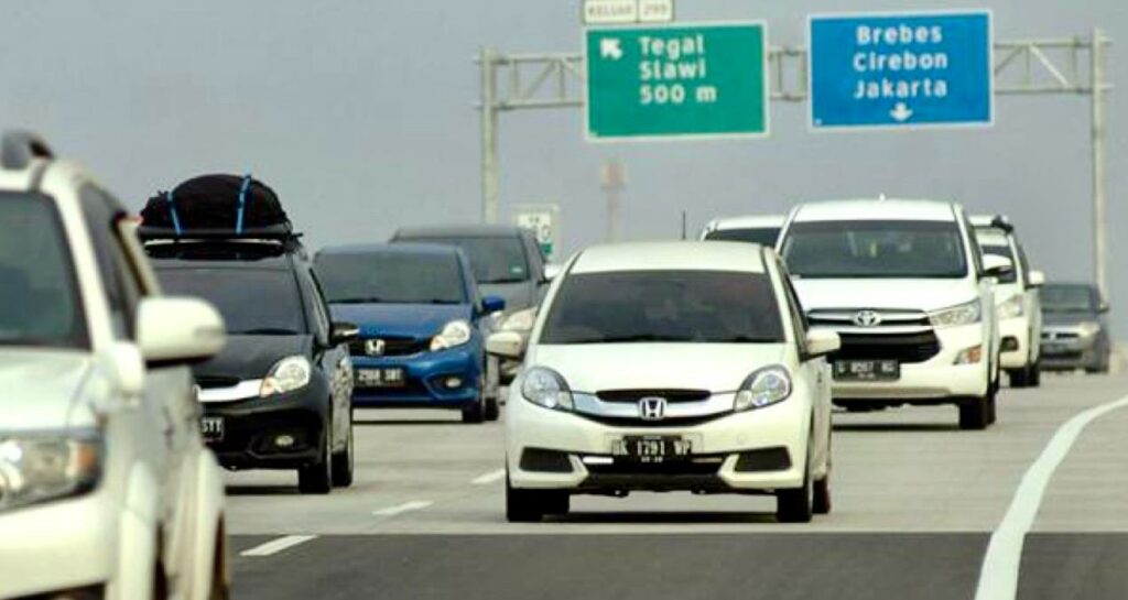 Tips Jaga Jarak Aman Pada Posisi di Belakang Mobil